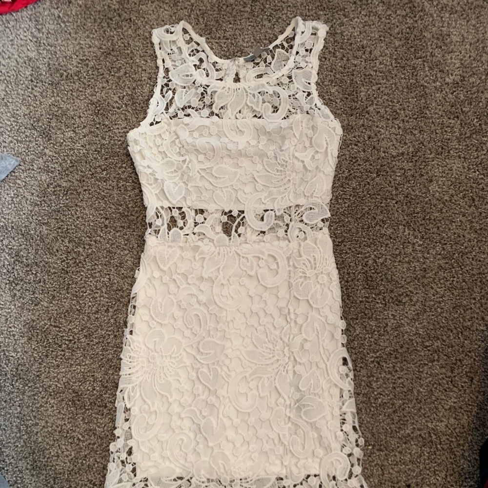 White lace dres